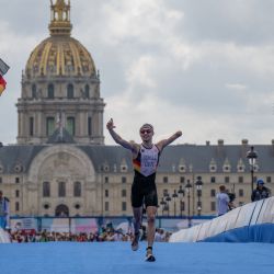 El alemán Martin Schulz reacciona mientras corre para terminar en tercera posición en el evento PTS5 masculino de Para Triatlón durante los Juegos Paralímpicos de París 2024 en el Puente Alexandre III en París. | Foto:IAN RICE / AFP