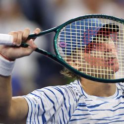 El australiano Alex de Minaur hace un gesto mientras celebra su victoria sobre el australiano Jordan Thompson durante su partido de octavos de final de individuales masculinos en el octavo día del torneo de tenis US Open en el Centro Nacional de Tenis Billie Jean King de la USTA en la ciudad de Nueva York. | Foto:CHARLY TRIBALLEAU / AFP