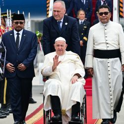 El papa Francisco es recibido a su llegada al aeropuerto internacional Soekarno-Hatta en Yakarta. El papa Francisco llegó a Indonesia, un país de mayoría musulmana, para la primera escala de una gira por cuatro naciones de Asia y el Pacífico que será la más larga de su papado. | Foto:Tiziana Fabi / AFP