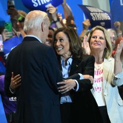 El presidente de Estados Unidos, Joe Biden abraza a la vicepresidenta estadounidense y candidata presidencial demócrata Kamala Harris durante un mitin de campaña en la Hermandad Internacional de Trabajadores de la Electricidad (IBEW) Local 5 en Pittsburgh, Pensilvania. | Foto:ANDREW CABALLERO-REYNOLDS / AFP