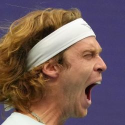 El ruso Andrey Rublev grita de frustración durante su partido de octavos de final de individuales masculino contra el búlgaro Grigor Dimitrov en el séptimo día del torneo de tenis US Open en el Centro Nacional de Tenis Billie Jean King de la USTA en la ciudad de Nueva York. | Foto:TIMOTHY A. CLARY / AFP