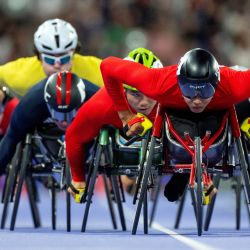 Esta fotografía muestra al chino Jin Hua compitiendo en una serie de los 1500 m T54 masculinos durante los Juegos Paralímpicos de París 2024, en el Stade de France, en París. | Foto:BOB MARTIN / OIS/IOC / AFP