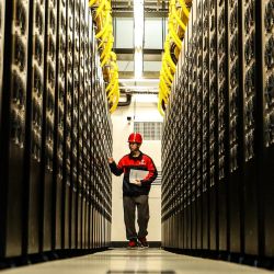 Imagen de un empleado trabajando en la sala de datos de un centro de supercomputación, en la Nueva Area de Gui'an, en la provincia de Guizhou, en el suroeste de China. | Foto:Xinhua/Liu Xu