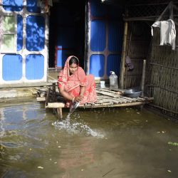 Imagen de una mujer lavando platos, en Noakhali, Bangladesh. Las devastadoras inundaciones de las últimas semanas en Bangladesh han causado la muerte de al menos 59 personas, según el Centro Nacional de Coordinación de Respuesta a Desastres, dependiente del Ministerio de Gestión de Desastres y Socorro. | Foto:Xinhua
