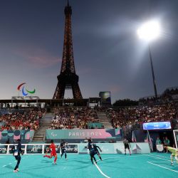 Jugadores franceses y chinos compiten durante el partido 4 del grupo A de la ronda preliminar masculina de fútbol para ciegos entre Francia y China en los Juegos Paralímpicos de París 2024 en el Estadio de la Torre Eiffel en París. | Foto:FRANCK FIFE / AFP