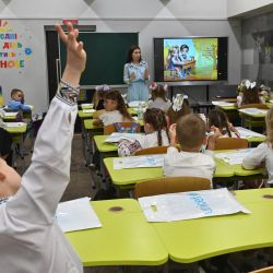 Los alumnos de primer grado asisten a clase el primer día del nuevo año escolar en un aula escolar ubicada en el pasaje de la estación de metro de Járkov, en medio de la invasión rusa a Ucrania. Este año, 5.800 niños asistieron a clases clandestinas. La educación de los niños en los edificios escolares ordinarios de Járkov está prohibida desde el comienzo de la invasión a gran escala debido a la amenaza de los bombardeos rusos. | Foto:SERGEY BOBOK / AFP