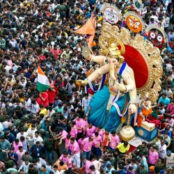 Los devotos llevan un ídolo de la deidad hindú Ganesha antes del festival Ganesh Chaturthi, en Mumbai, India. | Foto:Indranil Mukherjee / AFP