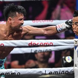 Los japoneses Yoshiki Takei y Daigo Higa pelean durante su combate de boxeo por el título de peso gallo de la OMB en el Ariake Arena de Tokio. | Foto:Yuichi Yamazaki / AFP