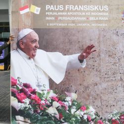 Los trabajadores instalan una valla publicitaria para anunciar la próxima misa que oficiará el papa Francisco en el estadio Gelora Bung Karno de Yakarta. El papa Francisco llegó a Indonesia, un país de mayoría musulmana, para dar inicio a una gira por cuatro países de Asia y el Pacífico que será la más larga y lejana del papado del hombre de 87 años. | Foto:ADITYA AJI / AFP
