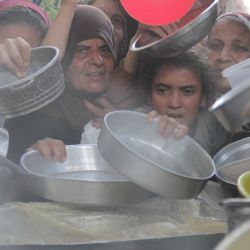 Personas intentan conseguir ayuda alimentaria, en el campamento de refugiados de Jabalia, en el norte de la Franja de Gaza. Gaza se encuentra ahora sumida en una grave crisis humanitaria, con millones de desplazados y necesidades como alimentos, medicinas y agua potable en una escasez crítica. En julio, expertos de la ONU advirtieron que la hambruna se había extendido por toda la Franja de Gaza. | Foto:Xinhua/Mahmoud Zaki