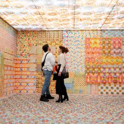 Personas reaccionan dentro de una instalación exhibida durante la 33 edición de feria de arte contemporáneo "arteba" en el predio ferial Costa Salguero, en la ciudad de Buenos Aires, capital de Argentina. | Foto:Xinhua/Martín Zabala
