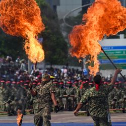 Soldados malayos realizan una presentación en el evento de celebración del 67 aniversario de la independencia del país, en Putrajaya, Malasia. | Foto:Xinhua/Chong Voon Chung