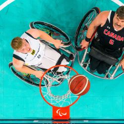 Una vista general muestra al alemán Tobias Hell y al canadiense Robert Hedges compitiendo en el partido n.° 22 del Grupo A de la ronda preliminar de basquet en silla de ruedas masculino, durante los Juegos Paralímpicos de París 2024 en el Bercy Arena en París. | Foto:François-Xavier Marit / AFP