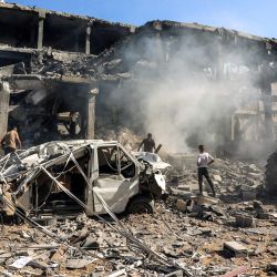 Unos hombres caminan entre los escombros de un edificio que fue alcanzado por un bombardeo israelí en el barrio de Sheikh Radwan, en el norte de la ciudad de Gaza, en medio de la guerra en curso en el territorio palestino entre Israel y Hamás. | Foto:OMAR AL-QATTAA / AFP