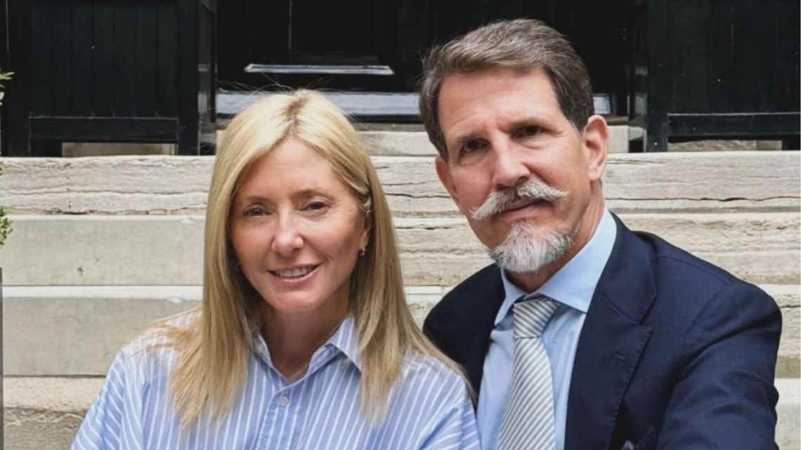 El príncipe Pablo de Grecia bailó el sirtaki sobre una mesa y el video