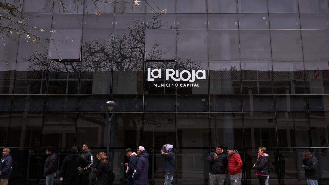 Public sector employees wait in line to receive chachos in La Rioja.