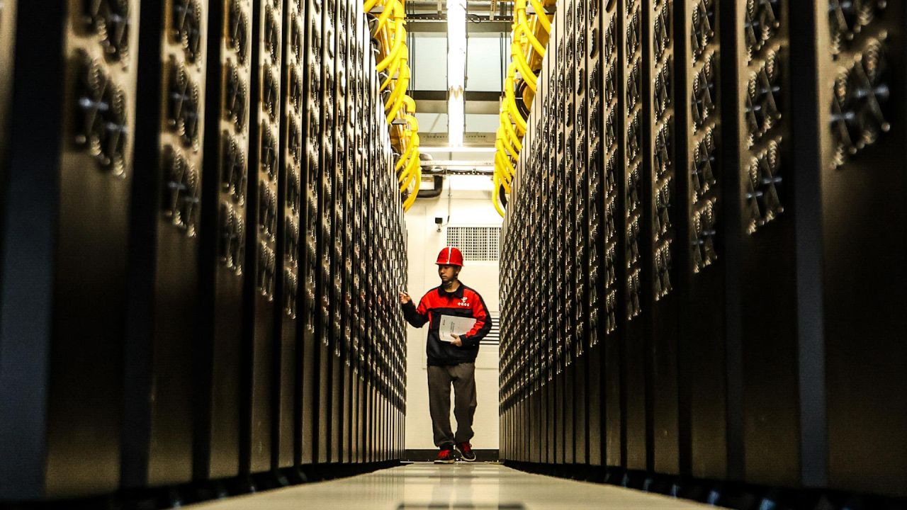 Imagen de un empleado trabajando en la sala de datos de un centro de supercomputación, en la Nueva Area de Gui'an, en la provincia de Guizhou, en el suroeste de China. | Foto:Xinhua/Liu Xu