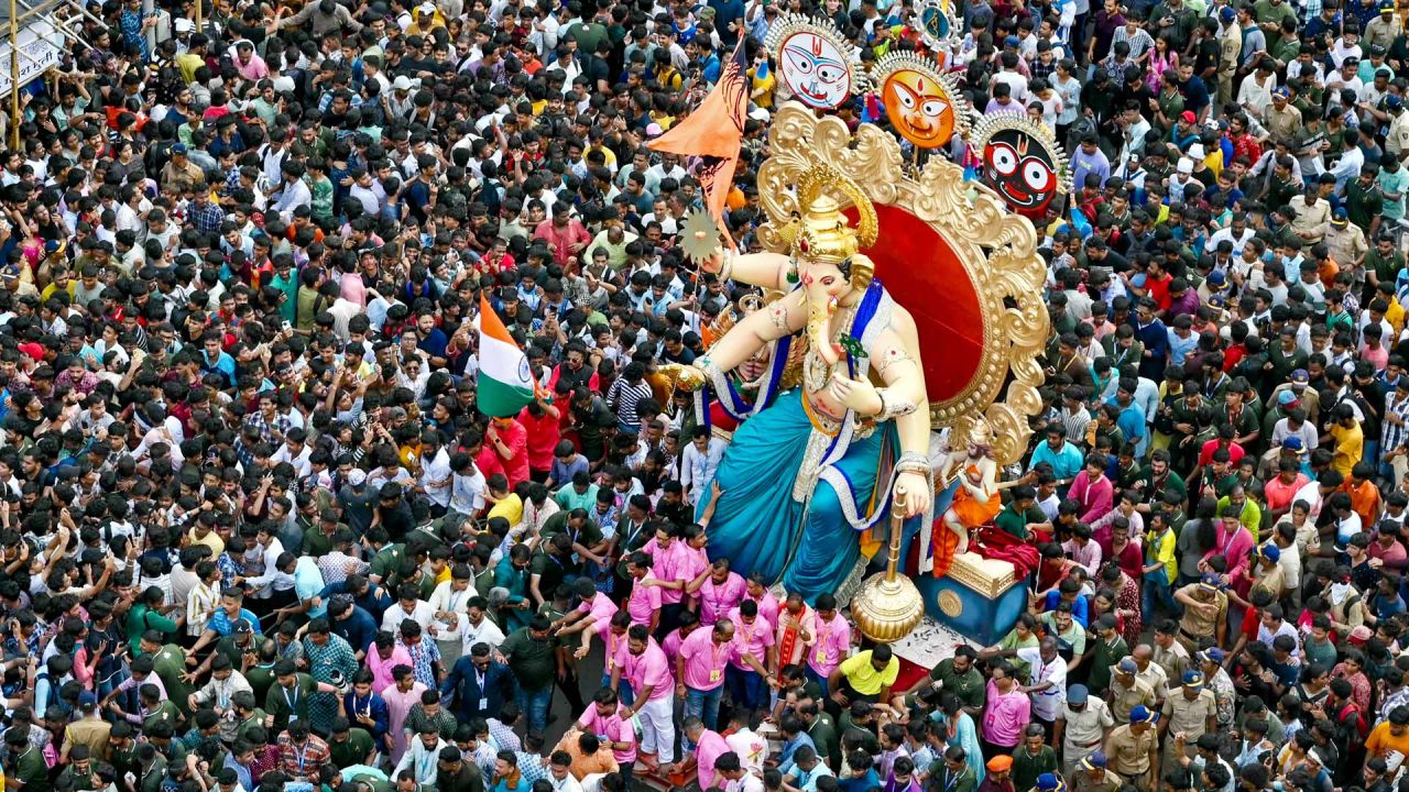 Los devotos llevan un ídolo de la deidad hindú Ganesha antes del festival Ganesh Chaturthi, en Mumbai, India. | Foto:Indranil Mukherjee / AFP