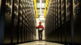 Imagen de un empleado trabajando en la sala de datos de un centro de supercomputación, en la Nueva Area de Gui'an, en la provincia de Guizhou, en el suroeste de China.
