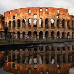 El Coliseo es reflejado en un charco después de una tormenta, en Roma, Italia. | Foto:Xinhua/Alberto Lingria
