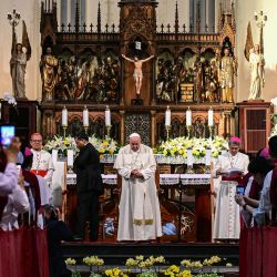 El papa Francisco se prepara para hablar con miembros de la comunidad católica en la catedral de Yakarta, en Indonesia. | Foto:Tiziana Fabi / AFP