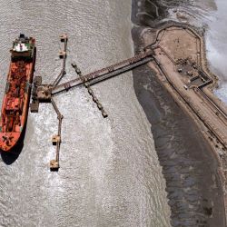 Esta vista aérea muestra el buque cisterna de gas licuado de petróleo (GLP) con bandera de Liberia, Navigator Gemini, en el muelle de gas líquido en el puerto de Umm Qasr, en el sur de Irak. | Foto:Hussein Faleh / AFP