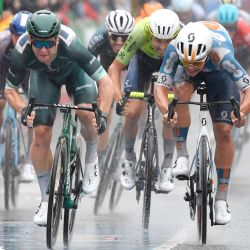 Kaden Groves, Pavel Bittner y Vito Braet, antes de la meta de la etapa 17 de la Vuelta a España, una carrera de 141,5 km entre Arnuero y Santander. | Foto:ANDER GILLENEA / AFP