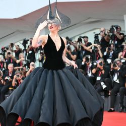 La actriz y cantante Lady Gaga asiste a la alfombra roja de la película 'Joker: Folie a deux' presentada en competencia durante el 81 Festival Internacional de Cine de Venecia en el Lido de Venecia. | Foto:ALBERTO PIZZOLI / AFP