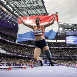 La holandesa Kimberly Alkemade reacciona después de ganar la prueba femenina de 200 m T64 durante los Juegos Paralímpicos de París 2024 en el Stade de France, en Saint-Denis, Francia. | Foto:Thibaud Moritz/ AFP