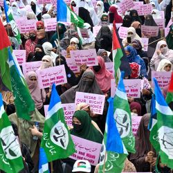 Las mujeres musulmanas del partido Jamaat-e-Islami (JI) de Pakistán marchan durante una manifestación en Lahore para conmemorar el Día del Hiyab. | Foto:Arif Ali / AFP