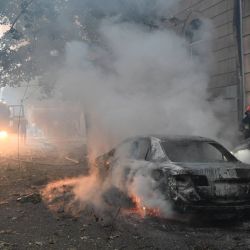 Rescatistas ucranianos trabajan para extinguir un incendio tras un ataque con misiles en Lviv. Un ataque ruso en la ciudad de Lviv, en el oeste de Ucrania, mató a siete personas, incluidos tres niños, dijo el ministro del Interior. | Foto:YURIY DYACHYSHYN / AFP