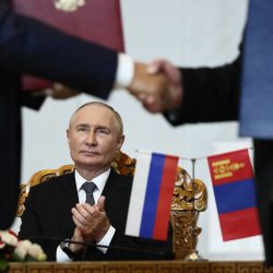 En esta fotografía compartida por la agencia estatal rusa Sputnik, el presidente de Rusia, Vladimir Putin, asiste a una ceremonia de firma con el presidente de Mongolia luego de sus conversaciones en Ulaanbaatar. | Foto:SOFIA SANDURSKAYA / POOL / AFP