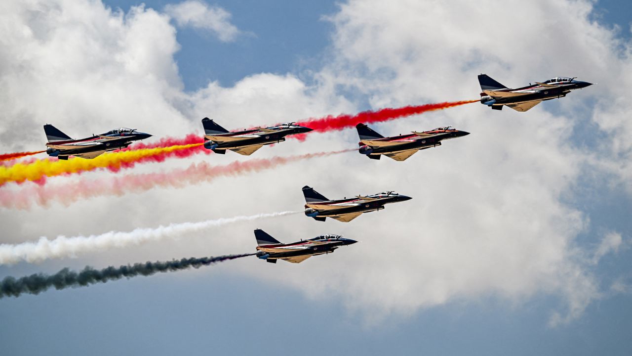 Aviones de combate Chengdu J-10 Vigorous Dragon del equipo de acrobacias aéreas Ba Yi de China liberan humo mientras realizan maniobras durante el primer Salón Aeronáutico Internacional de Egipto en el Aeropuerto Internacional de Alamein en Alamein, en el norte de Egipto. | Foto:Khaled Desouki / AFP