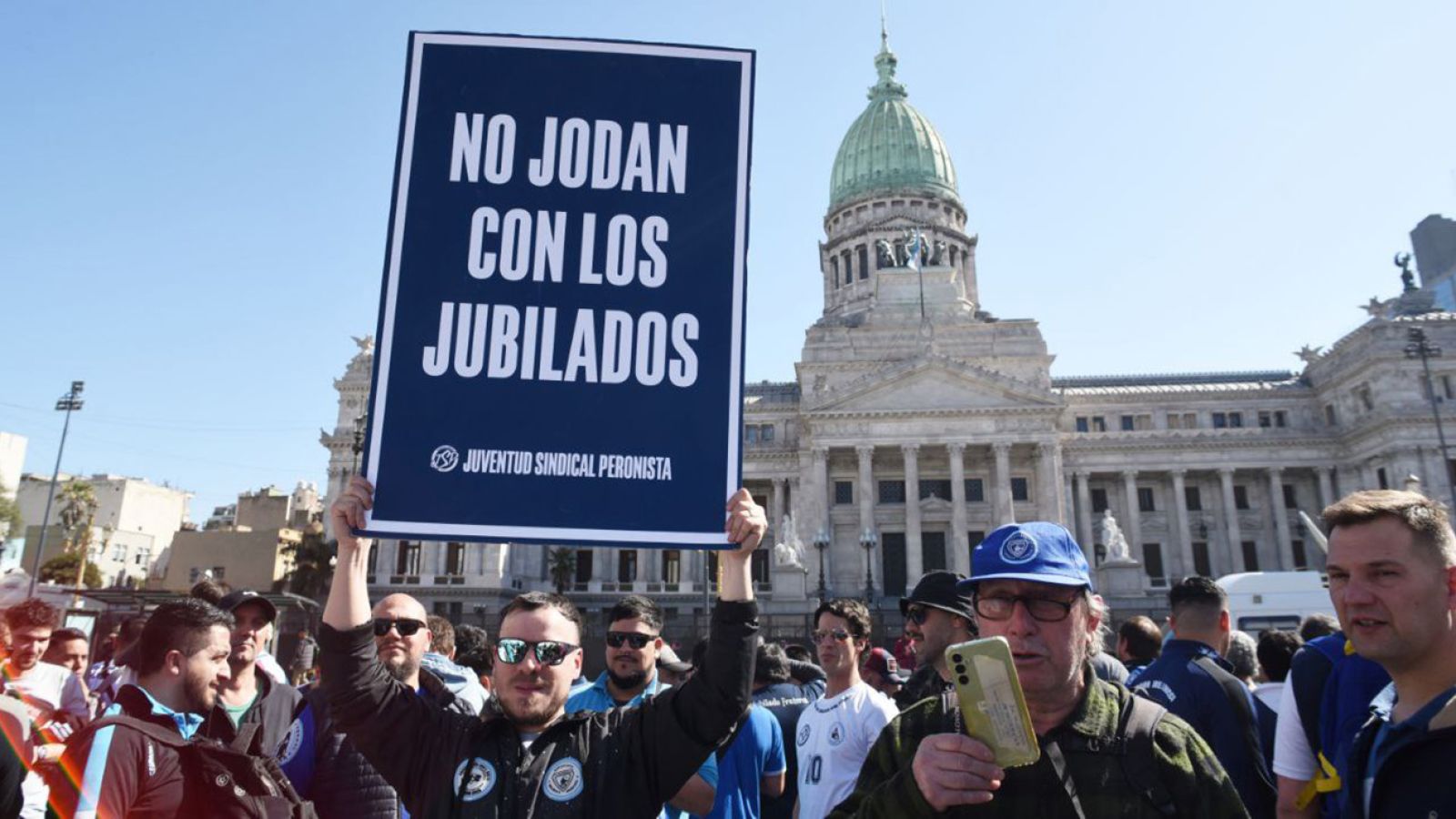 Jubilados se manifiestan fuera del congreso