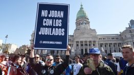 Jubilados se manifiestan fuera del congreso