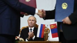En esta fotografía compartida por la agencia estatal rusa Sputnik, el presidente de Rusia, Vladimir Putin, asiste a una ceremonia de firma con el presidente de Mongolia luego de sus conversaciones en Ulaanbaatar.