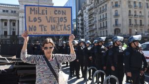 Jubilados se manifiestan fuera del congreso