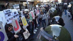 Jubilados se manifiestan fuera del congreso