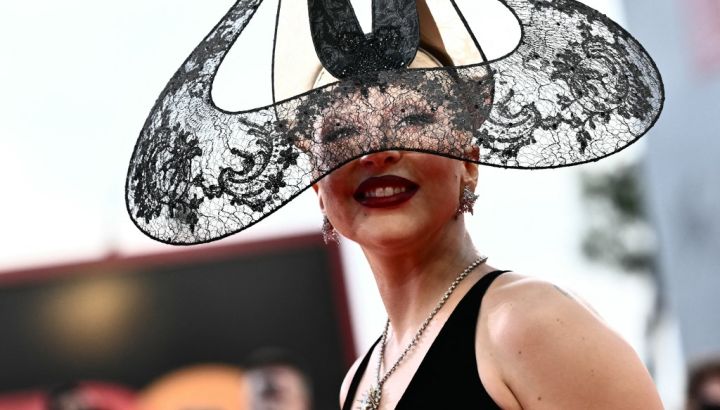 Lady Gaga reinventa con dramatismo el "Little Black Dress" por Dior en el Festival de Venecia