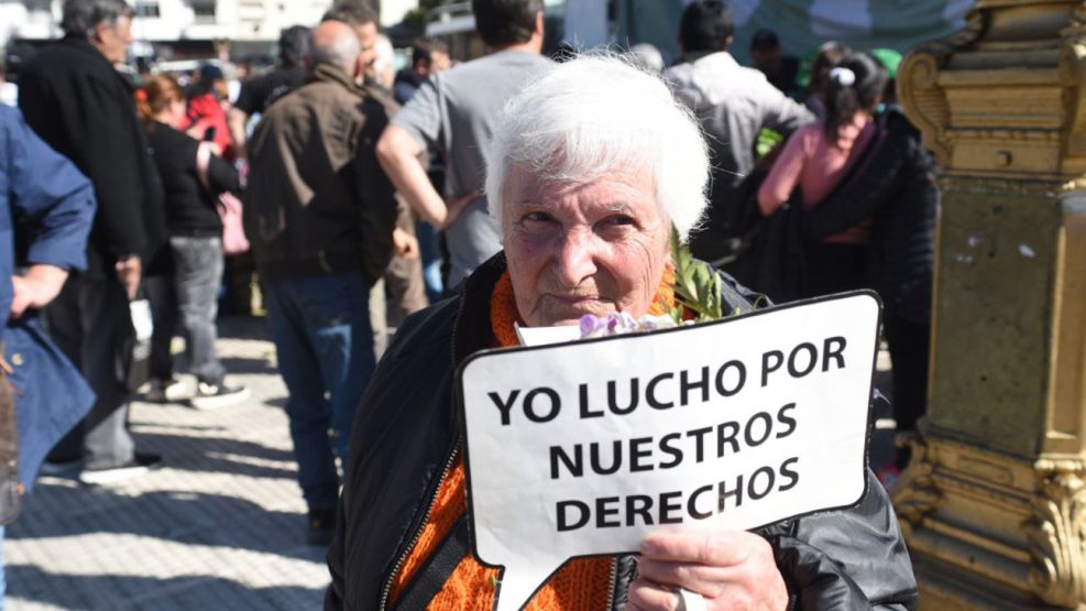 Jubilados se manifiestan fuera del congreso