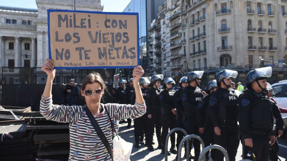 Jubilados se manifiestan fuera del congreso