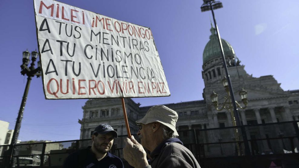 Jubilados se manifiestan fuera del congreso 20240904