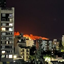 Las llamas, vistas desde el centro de la ciudad de Santa Fe.