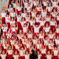 Artistas chinos ondean banderas nacionales de los países asistentes antes de la cena de recepción durante el Foro de Cooperación China-África (FOCAC) en el Gran Salón del Pueblo en Beijing. | Foto:Ken Ishii / POOL / AFP