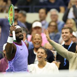 El estadounidense Frances Tiafoe celebra ganar el primer set contra el búlgaro Grigor Dimitrov durante su partido de cuartos de final masculino en el noveno día del torneo de tenis US Open en el Centro Nacional de Tenis Billie Jean King de la USTA en la ciudad de Nueva York. | Foto:CHARLY TRIBALLEAU / AFP