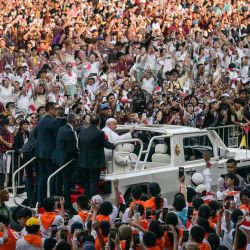 El papa Francisco saluda a los fieles reunidos en el estadio Madya antes de asistir a la santa misa en el estadio Gelora Bung Karno en Yakarta, Indonesia. | Foto:BAY ISMOYO / AFP