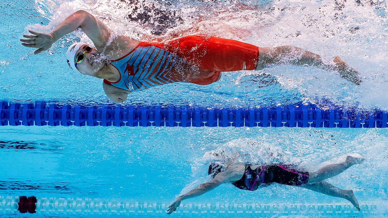 Esta fotografía muestra a Yuyan Jiang de China compitiendo junto a McKenzie Coan de EE. UU. en la final de 100 m libre femenino de natación paralímpica - S7 durante los Juegos Paralímpicos de París 2024 en el Paris La Defense Arena en Nanterre, al oeste de París. | Foto:JOEL MARKLUND / OIS/IOC / AFP