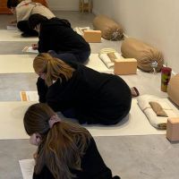 El Yoga para Adolescentes: Un Espacio de Crecimiento Integral en Bakti Centro de Yoga