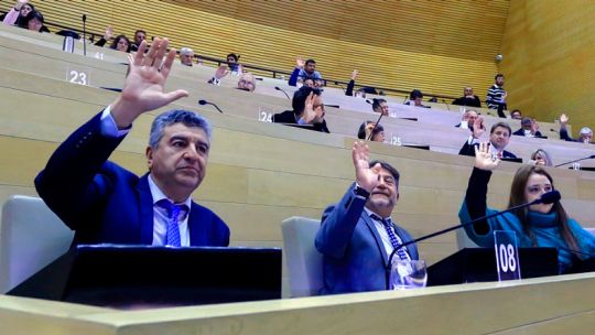 Legislatura de Córdoba: El juecismo vota el “auxilio” de Nación, pero rechaza la “fiesta” estatal de Llaryora