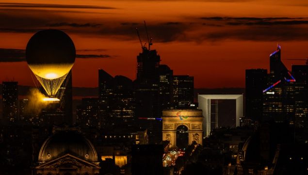 París de noche durante los Juegos Paralímpicos 2024